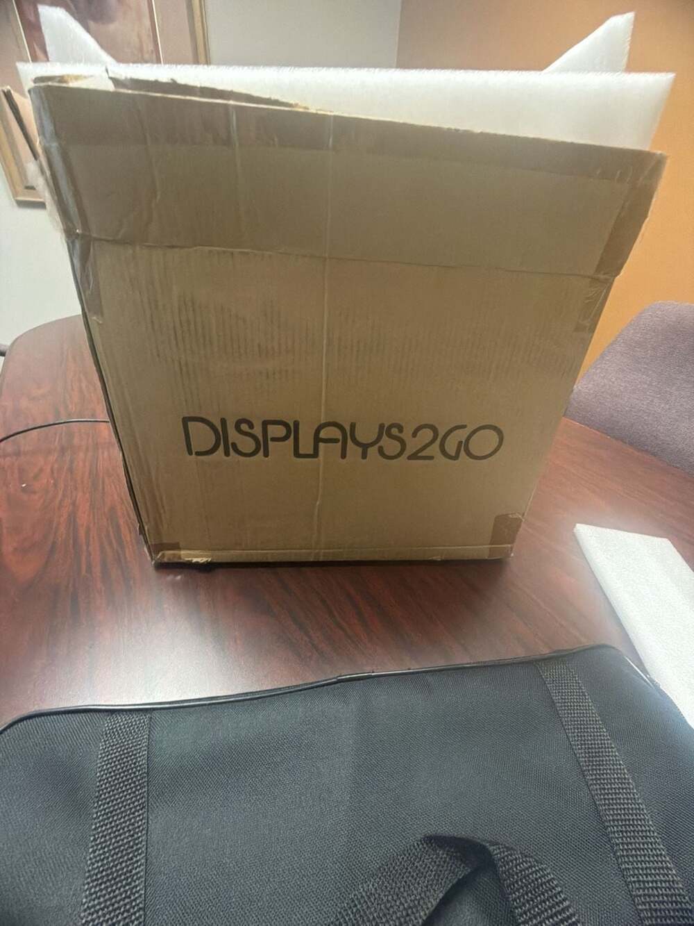 Displays2go Silver Aluminum Floor Standing Poster Display Stand with Carry Bag